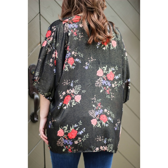 ❌SOLD OUT❌ Black Floral Kimono - Picture 4 of 5